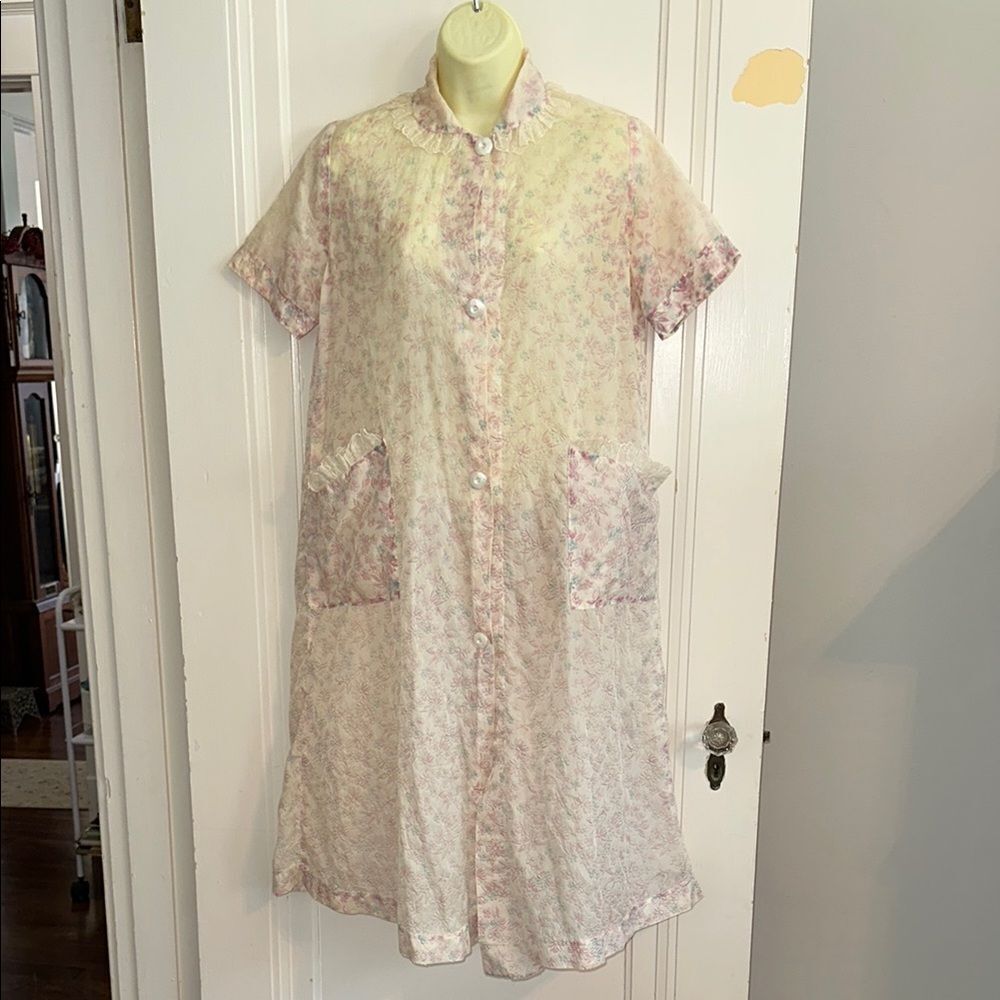 Vintage 50s/60s Thin Nylon Floral Print House Coat or Robe with Large Pockets‎